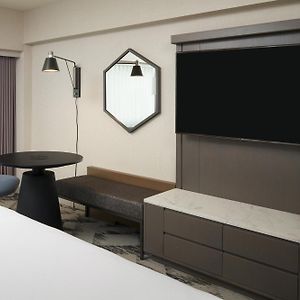 Zimmer mit Kingsize-Bett auf der Club-Ebene